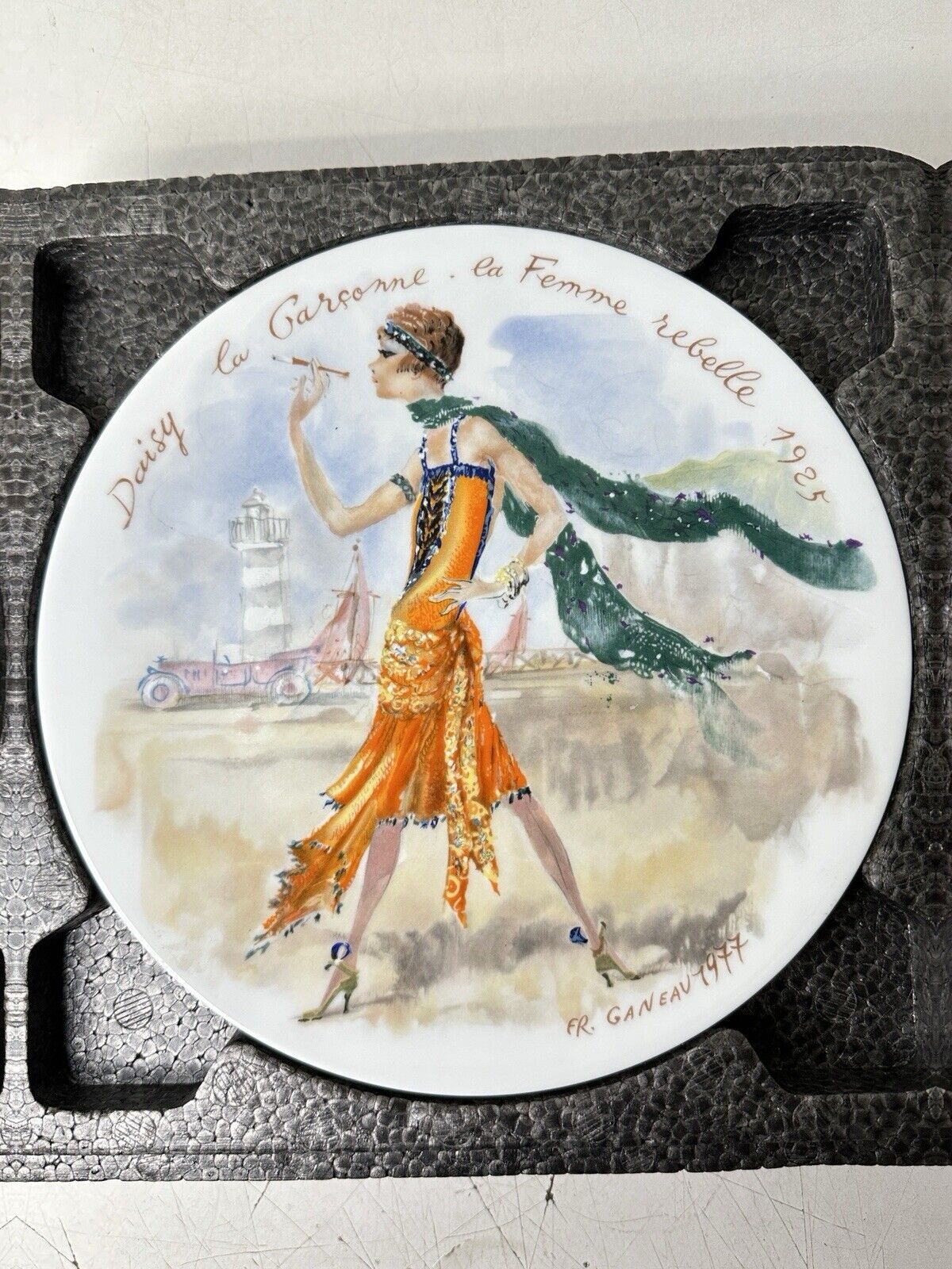 D'arceau Limoges "Daisy la Garçonne la Femme rebelle" 1977 Plate