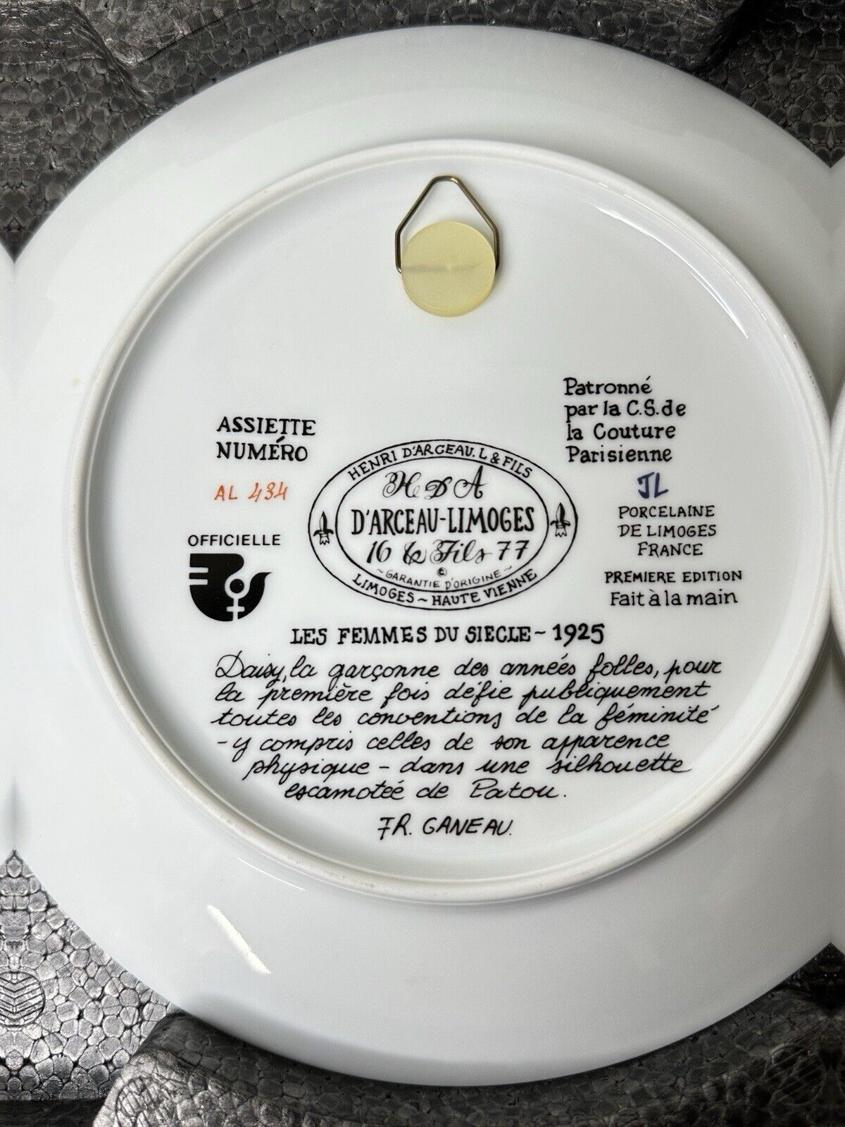 D'arceau Limoges "Daisy la Garçonne la Femme rebelle" 1977 Plate